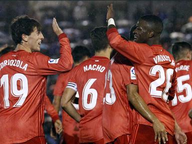 Pemain Real Madrid, Alvaro Odriozola dan Vinicius Junior melakukan selebrasi usai membobol gawang UD Melilla pada laga Copa del Rey di Stadion Alvarez Claro, Melilla, Rabu (31/10/2018). Real Madrid menangan 4-0 atas UD Melilla. (AP/Javier Gandul)