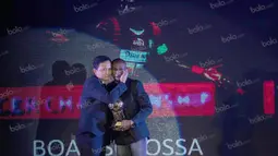 Striker Persipura Jayapura, Boaz Solossa, meraih penghargaan pemain terbaik pada Awarding Night TSC 2016 di Hotel Aryaduta Bandung, Jawa Barat, Minggu (8/1/2017). (Bola.com/Vitalis Yogi Trisna)