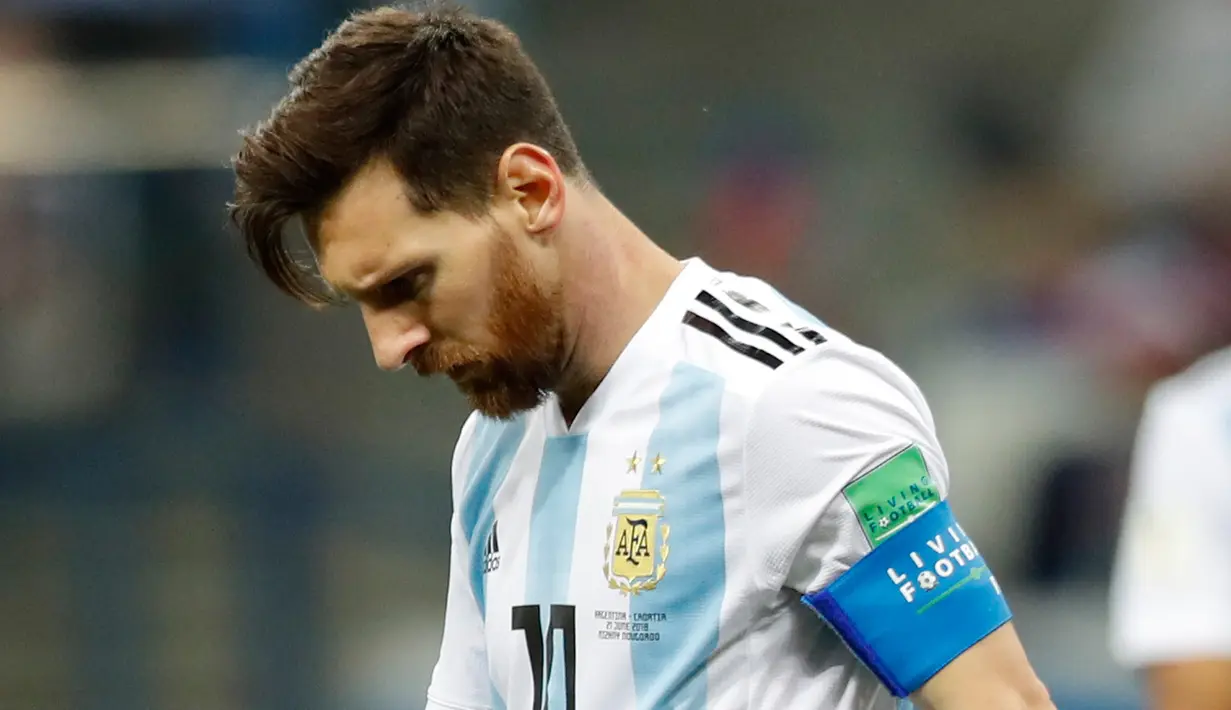Kapten timnas Argentina, Lionel Messi tertunduk setelah pemain Kroasia Luka Modric mencetak gol pada pertandingan Grup D Piala Dunia 2018 di Nizhy Novgorod Stadium, Jumat (22/6). Kalah 0-3, Argentina kian sulit melaju ke babak gugur. (AP/Pavel Golovkin)