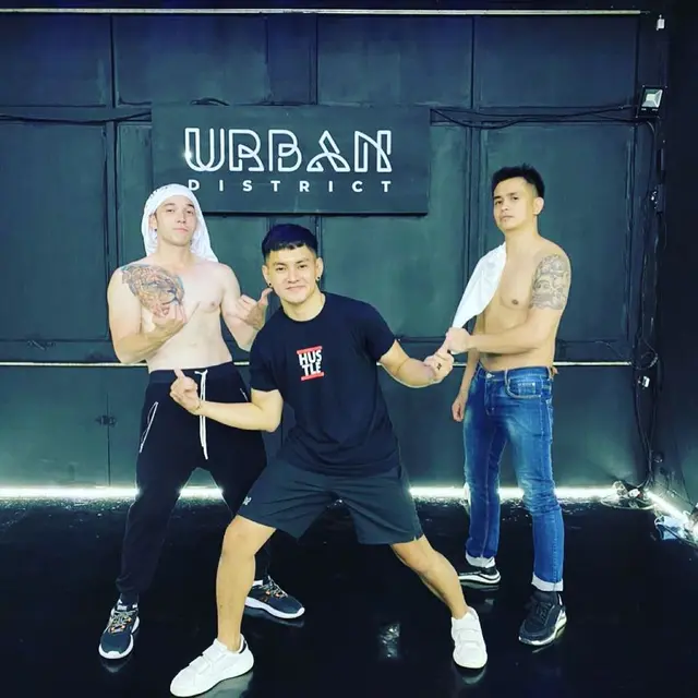 6 Potret Stefan William dengan Tato Baru di Dada, Tanggal Pernikahan Tak Terlihat