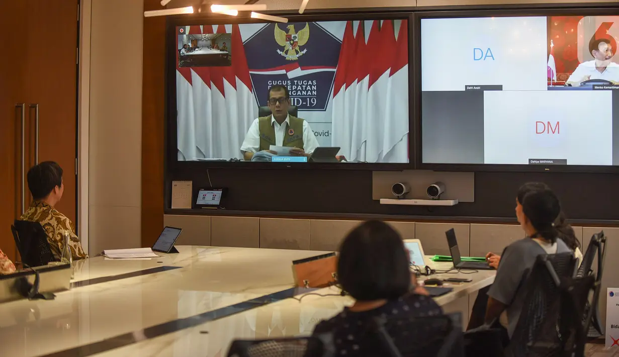 Kepala BNPB Doni Monardo memberi sambutan pada acara pemberian donasi Bank DBS Indonesia di Jakarta, Kamis (14/5/2020). Donasi peralatan medis dan paket sembako senilai Rp 26,2 M akan disalurkan Gugus Tugas Percepatan Penanganan Covid-19 untuk membantu pemerintah. (Liputan6.com/Fery Pradolo)