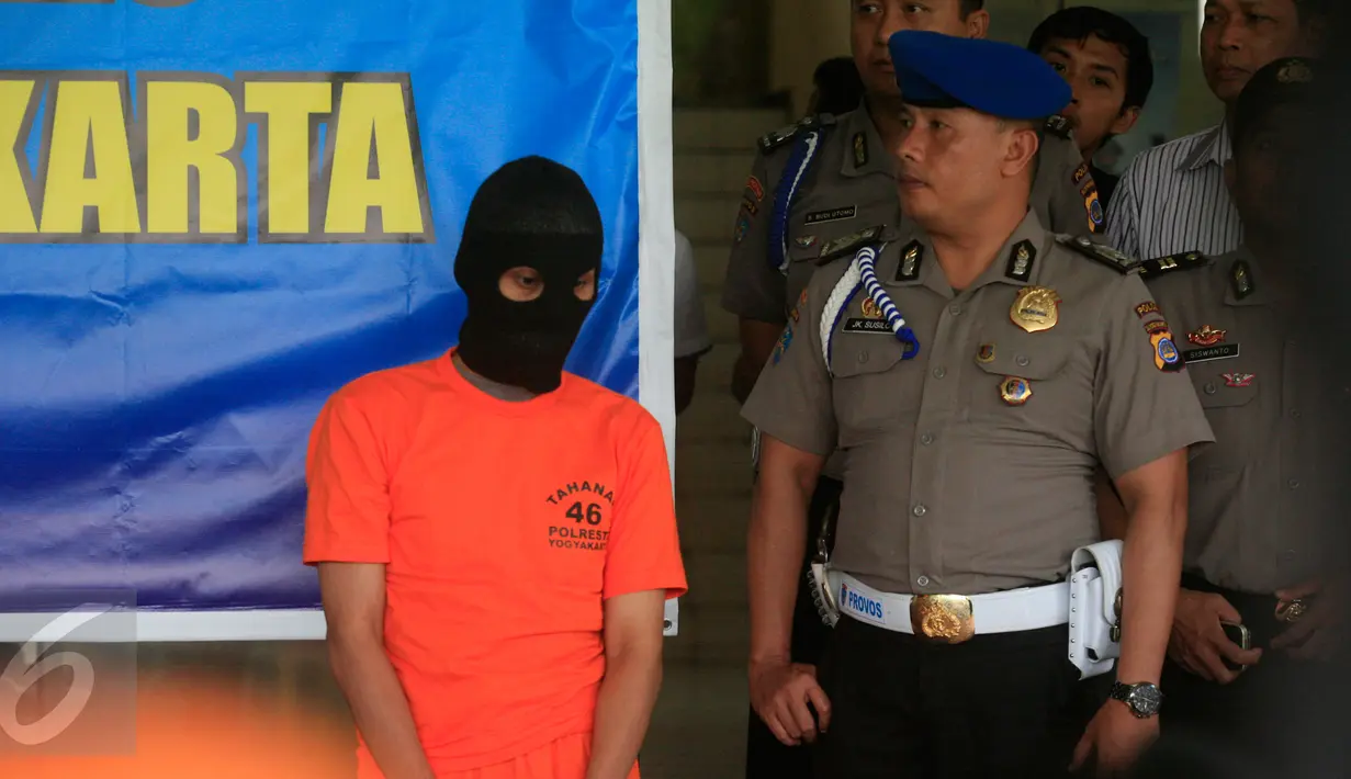 Petugas mengawal tersangka   saat rilis pengungkapan penyayatan di Mapolda DIY, Yogyakarta, (3/5/2016). Tersangka ditangkap beserta barang bukti cuter, pakaian dan sepeda motor miliknya. (Boy Harjanto)
