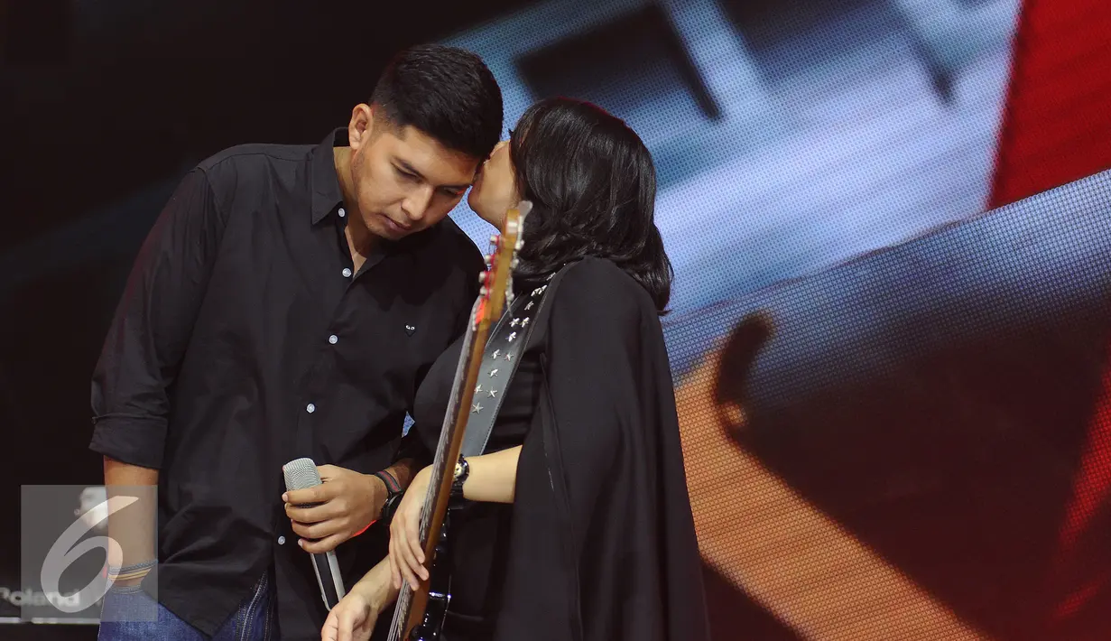 Basis band Kotak, Chua berbincang dengan suaminya, Firmansyah M Putra saat di panggung The Biggest Concert Long Live Kotak x Anggun di Studio6 Emtek City, Jakarta, Rabu (23/11). Konser ini bagian perayaan 12 tahun Kotak. (Liputan6.com/Helmi Fithriansyah)