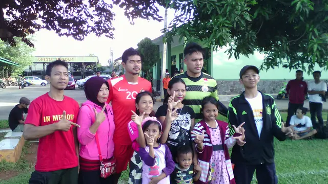 Pemain Persija Berfoto dengan Kel Muh Fahreza