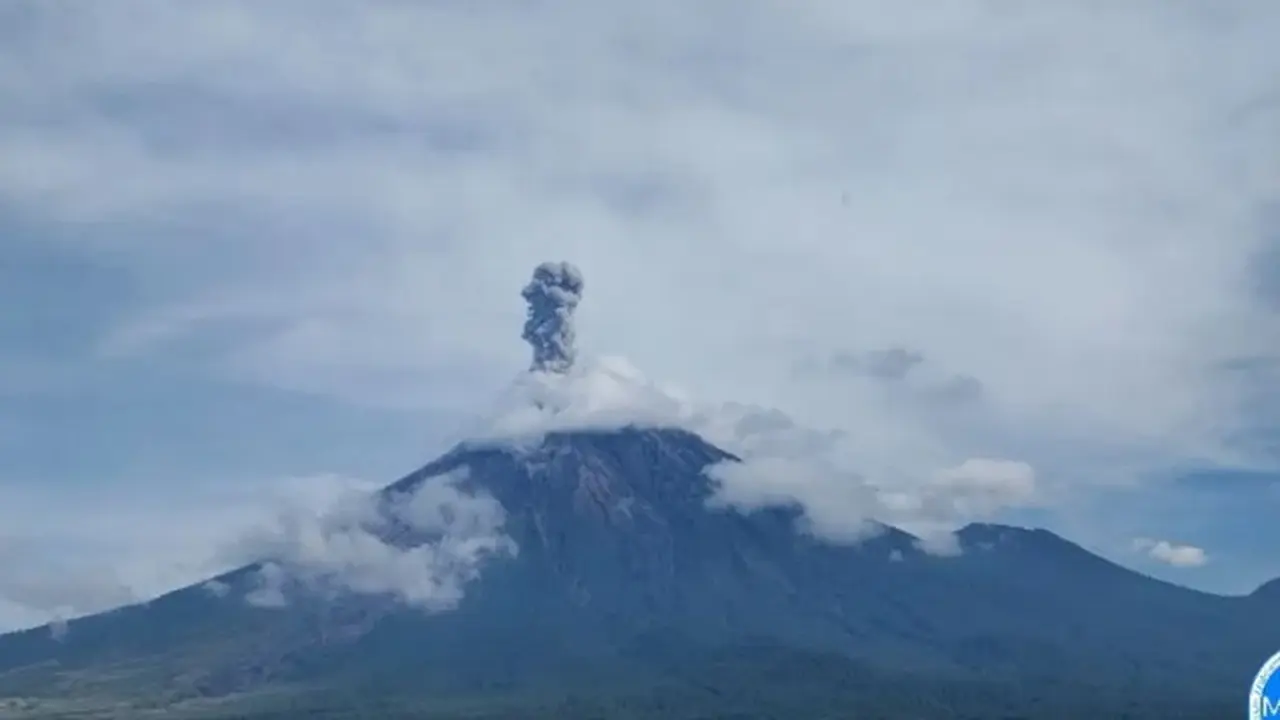 Gunung Semeru Erupsi 7 Kali, Tinggi Letusan Capai 1 Kilometer (Istimewa)