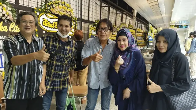 Elvy Sukaesih takziyah ke rumah duka Hadi Soenyoto (Foto: Instagram @elvy_sukaesih)
