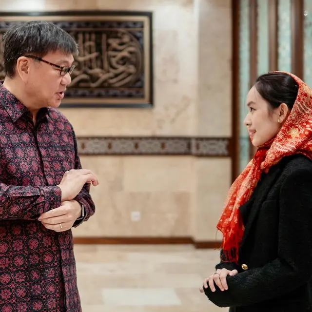 6 Potret Shanna Shannon Pertama Kali ke Masjid Istiqlal, Ikut Bukber dan Tampil Berhijab
