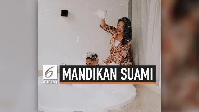 Semenjak menikah pada Juli lalu, Siti Badriah dan Krisjiana Baharudin kerap memamerkan kemesraan mereka di media sosial. Seperti baru-baru ini, di mana Sibad mengunggah momen saat memandikan sang suami.