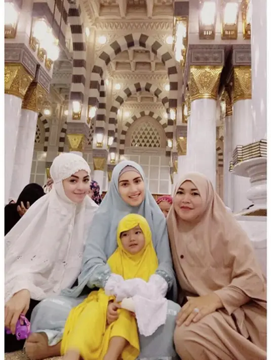 Selain doa dari para pengikut Instagram, tidak sedikit para penggemarnya yang memuji kecantikan Ayu dan putrinya Bilqis. "Subhannalloh.cantiknya bunda ayu n bilqis...sehat terus ya.,😍😘" tulis zidanedesi88. (Instagram/ayutingting92)