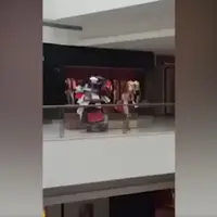 Membawakan kantong belanja sang istri sampai yang terlihat cuma bagian bawah kaki. (Foto: istimewa)