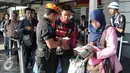 Penumpang kereta mengantri di pintu masuk Stasiun Senen, Jakarta, Jumat (9/9). Jelang libur panjang Hari Raya Idul Adha tiket Kereta reguler dan tambahan yang disiapkan PT Kereta Api Indonesia (KAI) telah habis terjual. (Liputan6.com/Yoppy Renato)