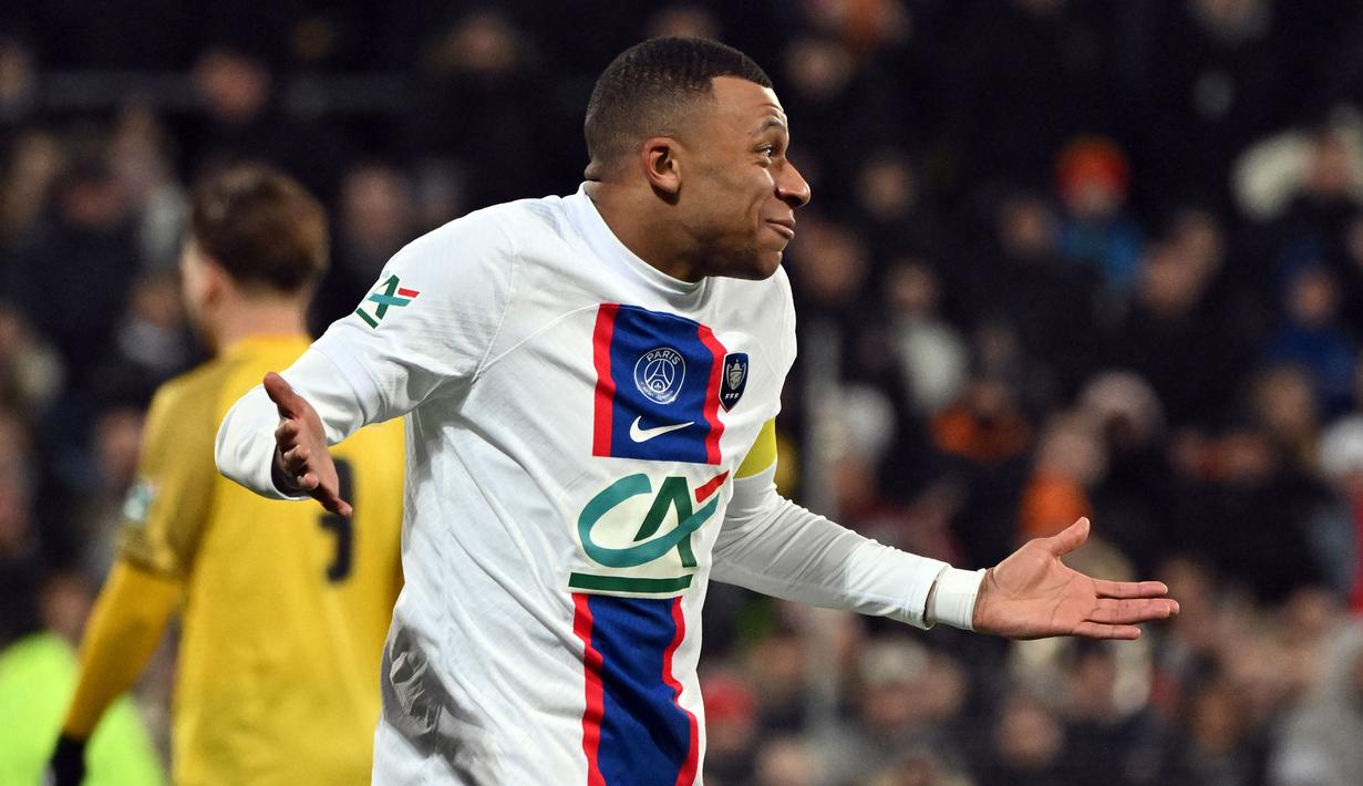 Pemain PSG, Kylian Mbappe melakukan selebrasi setelah mencetak gol ke gawang US Pays de Cassel pada laga babak 32 besar Coupe de France 2022/2023 di Stade Bollaert-Delelis, Selasa (24/1/2023) dini hari WIB. Lima dari tujuh gol kemenangan Paris Saint-Germain dicetak oleh Kylian Mbappe. (AFP/Francois Lo Presti)