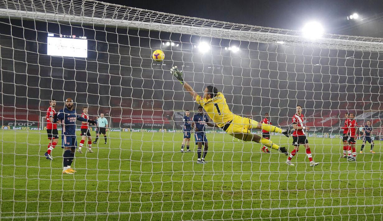 Penyerang Arsenal, Nicolas Pepe, mencetak gol ke gawang Southampton pada laga Liga Inggris di Stadion St Mary, Selasa (26/1/2021). Arsenal menang dengan skor 3-1. (AP/Frank Augstein, Pool)