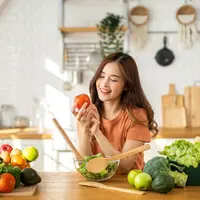 Ilustrasi perempuan menikmati makanan sehat. (c) Shutterstock/Art_Photo