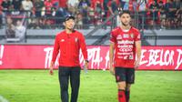 Gelandang Bali United, Kenzo Nambu, berjalan mengitari Stadion Kapten I Wayan Dipta, Gianyar, bersama Brandon Wilson usai pertandingan menghadapi Persib Bandung dalam laga tunda pekan 12 BRI Liga 1 2024/2025, Selasa (7/1/2025). (Bola.com/Alit Binawan)