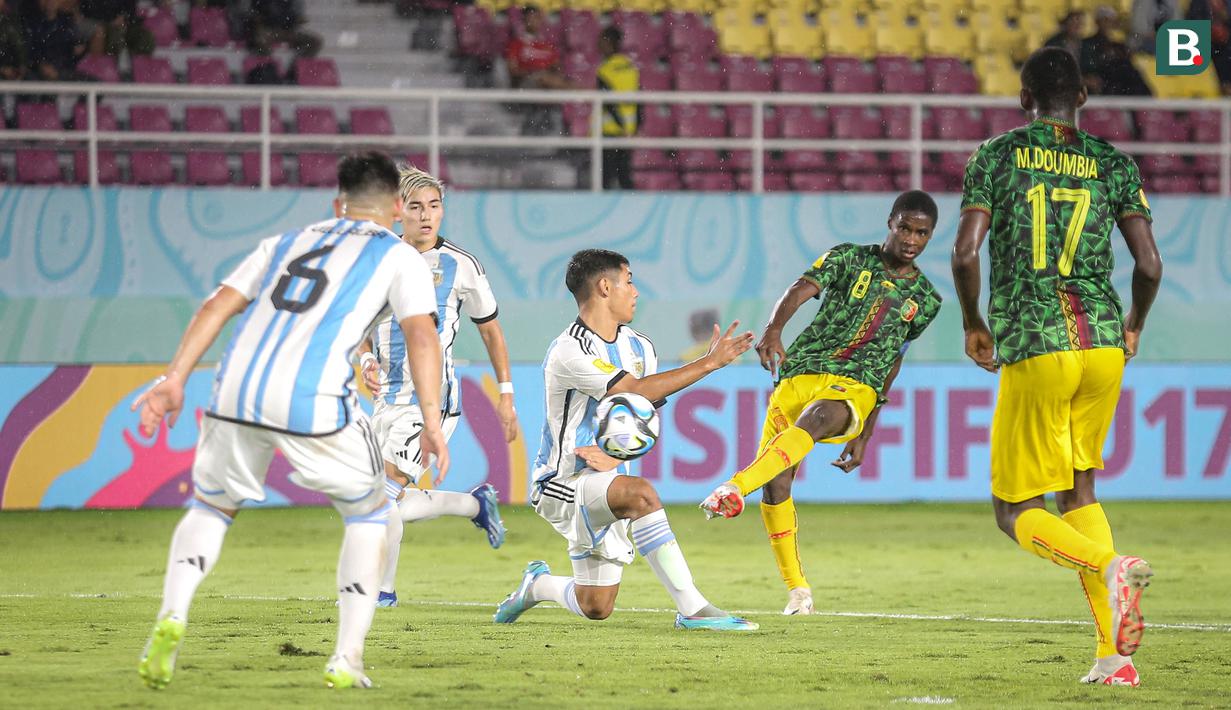 <p>Pemain Timnas Mali U-17, Ibrahim Diarra (kedua kanan) melepaskan tendangan yang menghasilkan gol pertama ke gawang Timnas Argentina U-17 pada laga perebutan tempat ketiga Piala Dunia U-17 2023 di Stadion Manahan, Solo, Jumat (1/12/2023). (Bola.com/Bagaskara Lazuardi)</p>