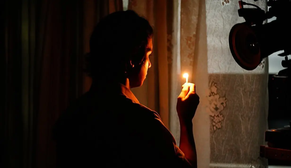 Salah satu foto yang diunggah Endy Arfian menampilkan adegan ikonis saat karakter Tony yang diperankannya menyalahkan sebatang korek sebagai penerangan saat menjelajah rusun. Rusun tempat keluarga Tony tinggal mati lampu akibat hujan badai. Suasana makin mencekam setelah banjir menerpa dan lift jatuh menewaskan sejumlah penghuni rusun. (Foto: Dok. Instagram @endyarfian22)