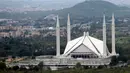 Suasana Masjid Faisal yang kosong selama lockdown parsial yang diberlakukan sebagai langkah pencegahan melawan COVID-19 di Islamabad, Pakistan (2/4/2020). (Xinhua/Ahmad Kamal)