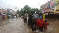 Akses jalan di depan perumahan Ciledug Indah dari Tangerang menuju Jakarta Barat, terputus akibat terendam banjir setinggi 40-50 cm.