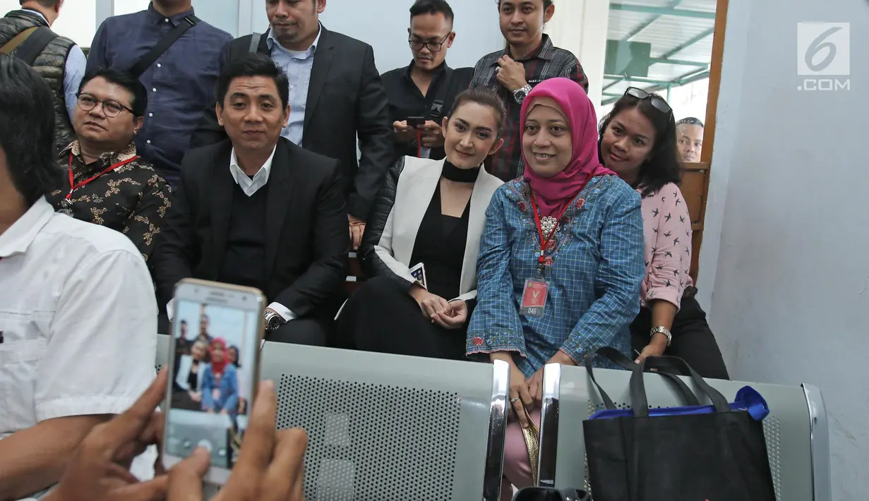 Pengunjung mengajak Nafa Urbach berfoto bersama sebelum sidang perdana perceraiannya dengan Zack Lee di Pengadilan Negeri Jakarta Selatan, Senin (2/10). Sidang beragendakan pemeriksaan berkas serta mediasi. (Liputan6.com/Herman Zakharia)