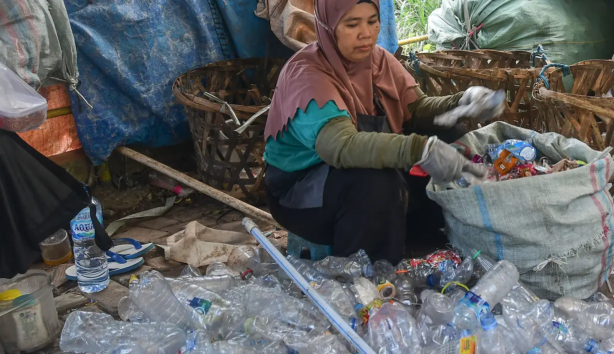 Diketahui, daur ulang botol plastik juga membantu menghemat sumber daya alam dan mengurangi emisi gas rumah kaca. (merdeka.com/Arie Basuki)