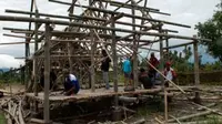 Warga desa Adikarto bergotong royong membangun hunian sementara di bekas sawah di desa Adikarto, Muntilan, Magelang, Jateng. (Antara)