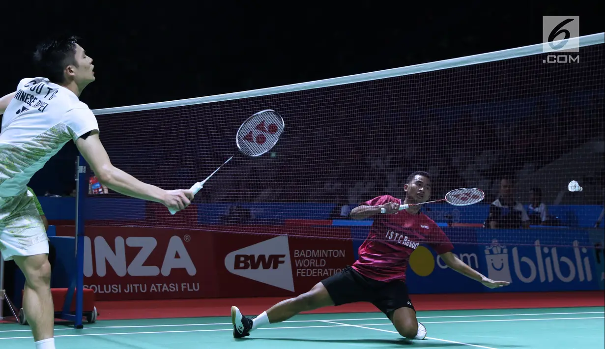 Tunggal putra Indonesia, Tommy Sugiarto mencoba menahan serangan pebulu tangkis China Taipei, Chou Tien Chen pada 16 besar Indonesia Open 2018 di Istora GBK, Jakarta, Kamis (5/7). Tommy unggul 21-13, 14-21, 21-18. (Liputan6.com/Helmi Fithriansyah)