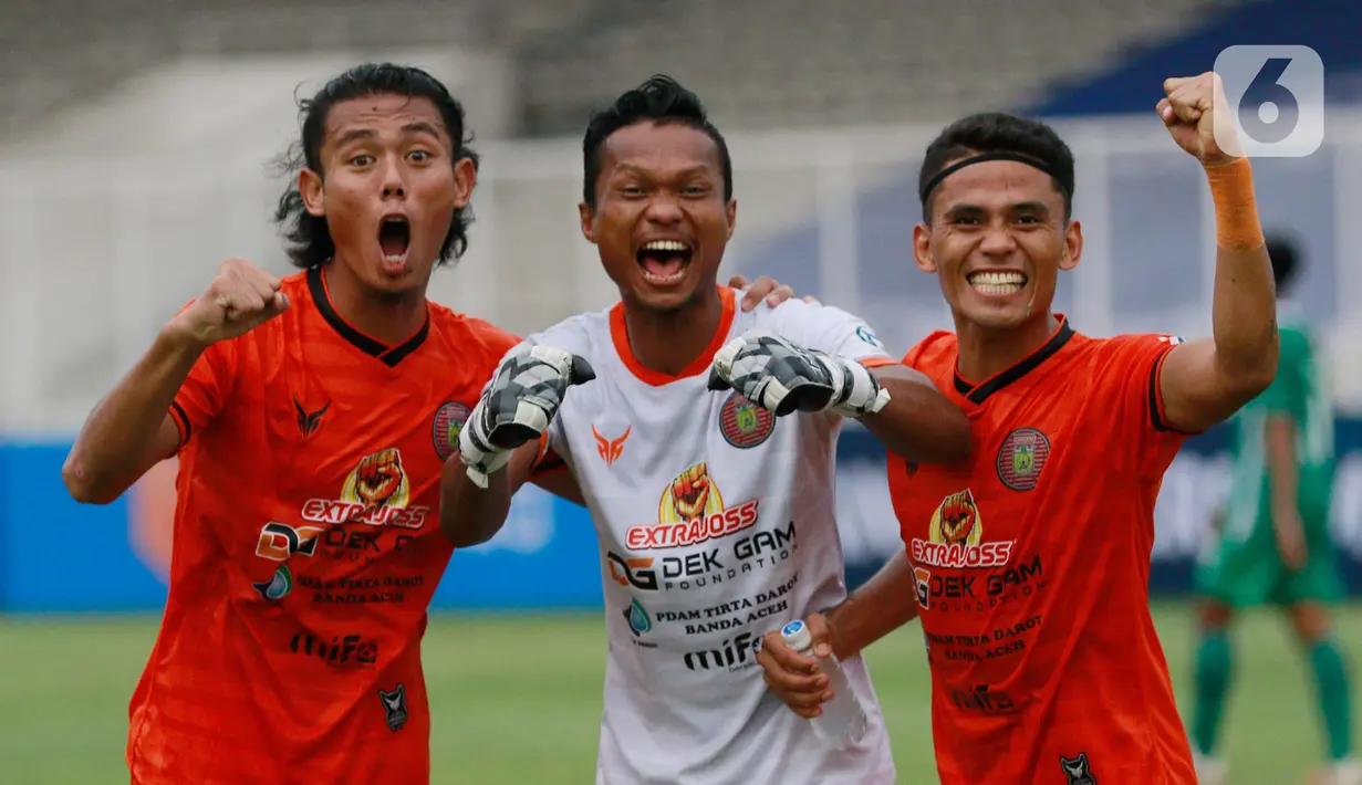 Pemain Persiraja Banda Aceh, (dari kiri) Hamdan Zamzani, Fakhrurrazi Quba, Muhammad Rifaldi, merayakan kemenangan atas PSS Sleman pada laga BRI Liga 1 di Stadion Madya, Jakarta, Sabtu (11/9/2021). Persiraja Banda Aceh menang tipis atas PSS Sleman 3-2. (Bola.Com/M Iqbal Ichsan)