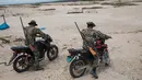 Tentara berpatroli menggunakan motor saat melaksanakan Operation Mercury di Provinsi Tambopata, Peru, 27 Maret 2019. Operation Mercury merupakan operasi yang diluncurkan oleh pemerintah Peru untuk mengusir penambang ilegal di hutan Amazon. (AP Photo/Rodrigo Abd)