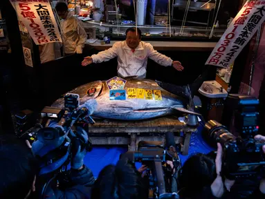 Kiyoshi Kimura, presiden Kiyomura Co., berpose dengan ikan tuna sirip biru yang memenangkan penawaran tertinggi pada lelang tahunan “Tahun Baru” di Tokyo, Senin, 5 Januari 2026. Acara tahunan lelang ikan tuna di Pasar Ikan Toyosu, Tokyo kembali digelar. (AP Photo/Louise Delmotte)
