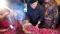 Ketua DPR RI Ade Komarudin mengunjungi Pasar Induk Cibitung, Kabupaten Bekasi, Jawa Barat.