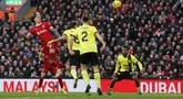 Pemain Liverpool, Darwin Nunez (kiri) mencetak gol kemenangan timnya melalui sundulannya pada laga lanjutan Liga Inggris 2023/2024 melawan Burnley di Anfield, Liverpool, Inggris, Sabtu (10/02/2024). (AFP/Ian Hodgson)