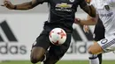 Gelandang Manchester United, Paul Pogba berusaha mengontrol bola saat bertanding melawan Real Salt Lake pada pertandingan persahabatan di Sandy, Utah (18/7). MU menang 2-1 atas Real Salt Lake. (AP Photo / Rick Bowmer)