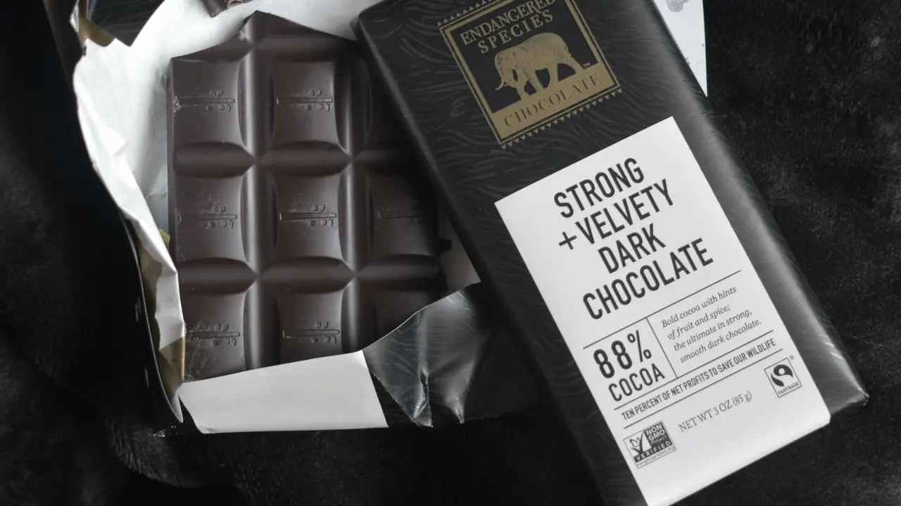 Contoh ilustrasi dark chocolate atau cokelat hitam