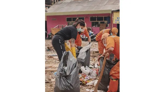 7 Momen Saat Awkarin Bersihkan Sampah dan Selokan, Curi Perhatian