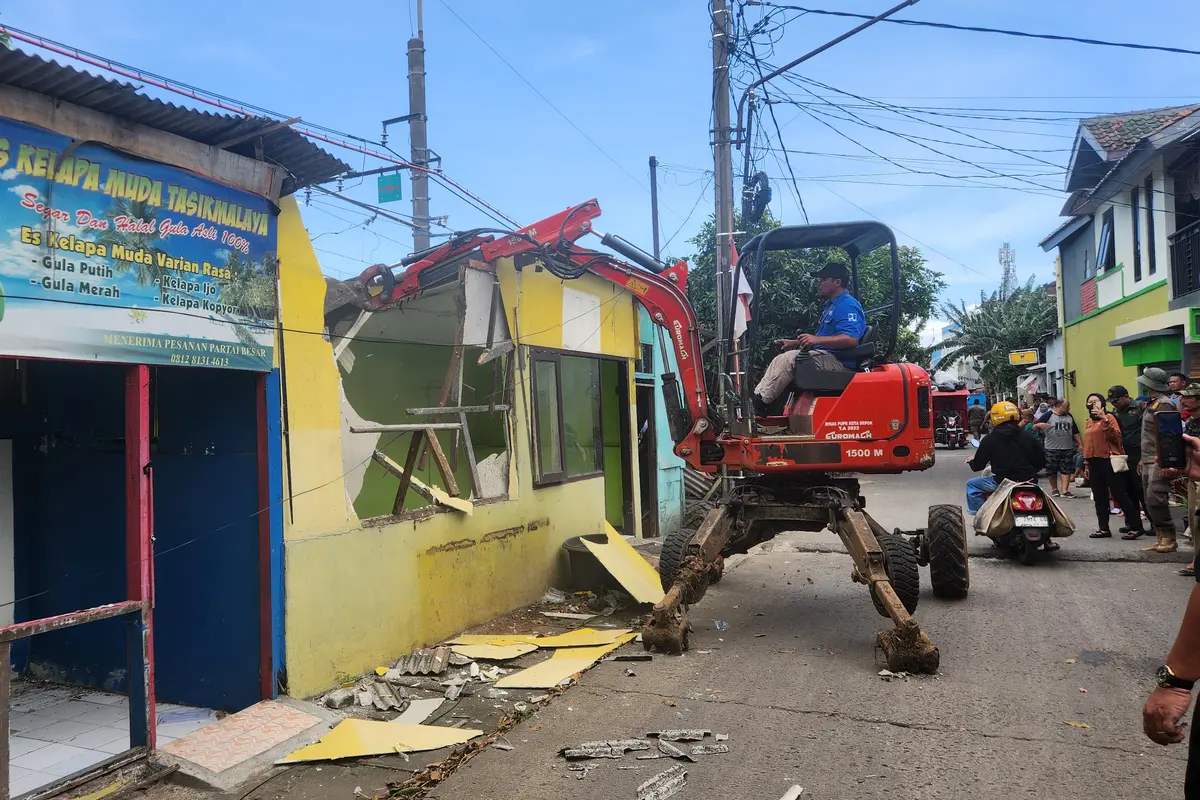 Satpol PP Kota Depok saat menertibkan bangunan liar sekretariat RW15 Kemirimuka, Beji, Depok. (Liputan6.com/Dicky Agung Prihanto)