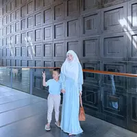 Banyak aktivitas yang dilakukan bersama oleh Larissa Chou dan anaknya [Instagram/larissachou]