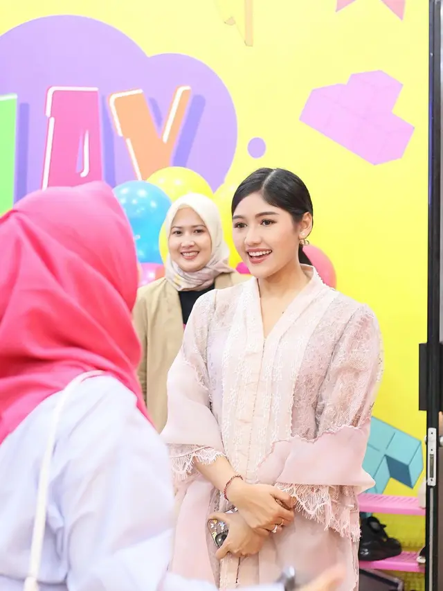 6 Gaya Anggun Erina Gudono Kenakan Kebaya dan Kerudung saat Buka Puasa Bareng Anak-anak Yatim