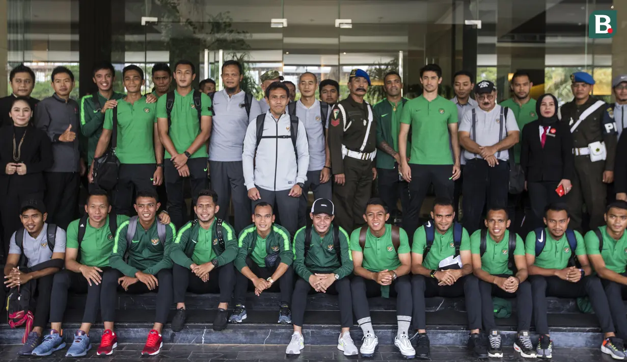 Para staff pelatih dan pemain Timnas Indonesia foto bareng di Hotel Grand Zuri, Jawa Barat, Selasa (6/11). Timnas Indonesia akan berangkat ke Singapura untuk berlaga pada Piala AFF 2018. (Bola.com/Vitalis Yogi Trisna)