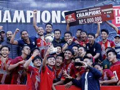 Para pemain UPI foto bersama usai menjuarai Torabika Campus Cup 2017 di Gor Jati Padjajaran, Jatinangor, Kamis (28/9/2017). UPI menang adu penalti atas Unigal. (Bola.com/M Iqbal Ichsan)