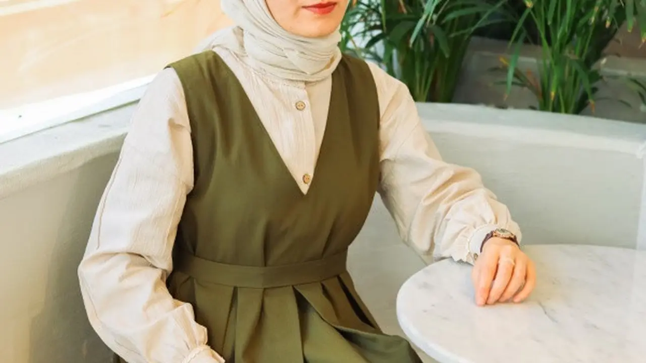 Ilustrasi Gamis Tanpa Lengan (Credit: Beyza Yilmaz/Unsplash)