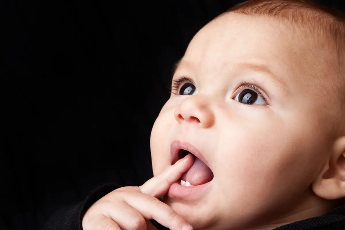 4 Cara Jitu Mengatasi Anak Bayi yang Baru Tumbuh Gigi