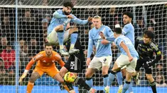Pemain Manchester City, Josko Gvardiol, melakukan aksi loncat saat Phil Foden melepaskan tendangan ke gawang Leeds United pada pekan ke-13 Premier League 2025/2026 di Etihad Stadium, Sabtu (29/11/2025) malam WIB. (AFP/Oli Scarff)