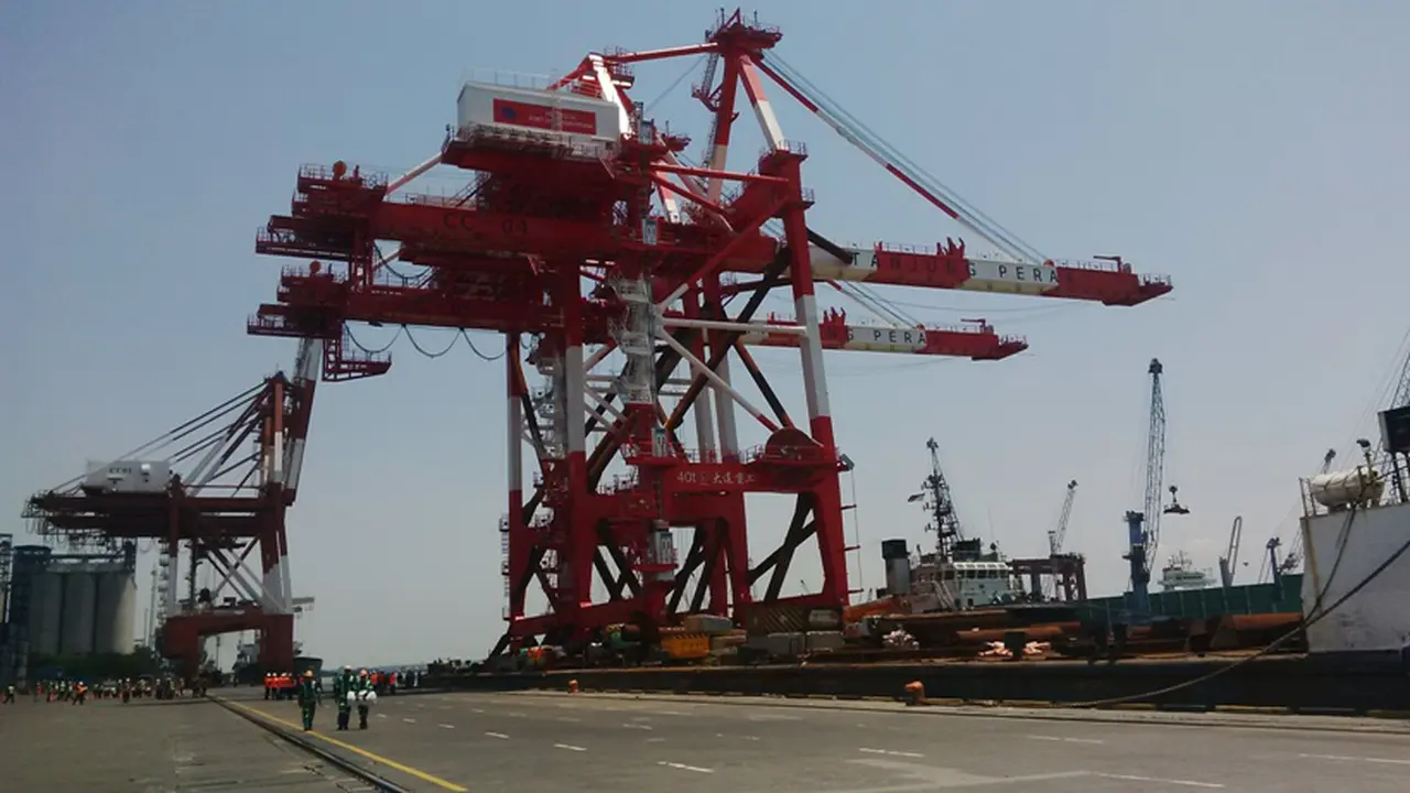 Ship To Shore (STS) Pelabuhan Tanjung Perak (Dian Kurniawan)