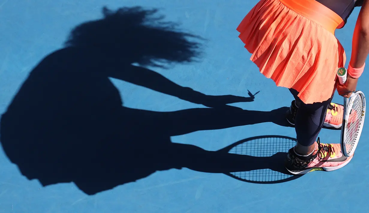 Petenis muda berkebangsaan Jepang itu lantas menghentikan pertandingan sementara untuk memastikan si kupu-kupu tidak terluka. (Foto: AFP/David Gray)