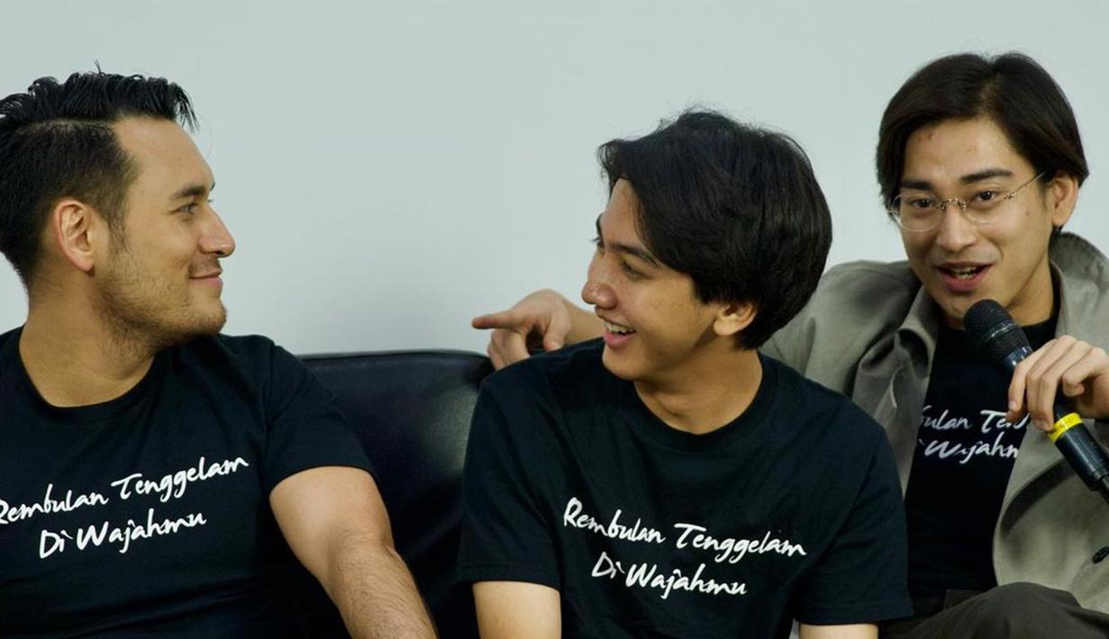 Dalam agenda visit media sebelum filmnya tayang kala itu, Bio One hadir bersama Ari Irham, Teuku Rizky dan Arifin Putra. Tampil pakai kacamata, adik Nona Berlian ‘Ronaldowati’ ini bikin terpesona. Dibintangi oleh artis ternama dan diadapatasi dari novel laris karya Tere Liye, film Rembulan Tenggelam di Wajahmu ini merupakan film ke-10 Bio One dan film ketiga bagi Anya Geraldine. (Liputan6.com/IG/@kapanlagicom)