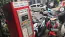 Petugas memarkirkan kendaraan secara manual di sepanjang Jalan Sabang, Jakarta, Jumat (15/12). Karena berakhirnya kontrak, penarikan biaya parkir di 3 wilayah di Jakarta kembali dilakukan secara manual. (Liputan6.com/Immanuel Antonius)