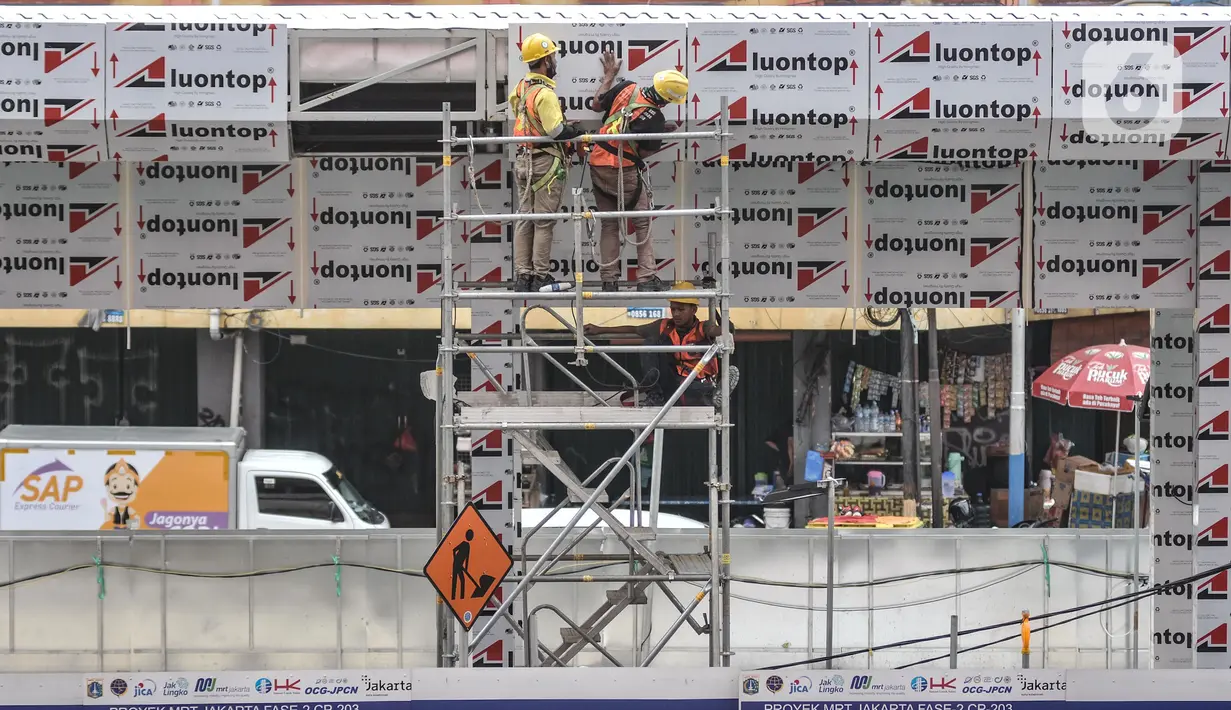 Pekerja saat mengerjakan proyek Mass Rapid Transit (MRT) Fase 2 segmen CP203 Glodok-Kota di kawasan Glodok, Jakarta, Rabu (15/12/2021). Progres proyek MRT Fase 2 segmen CP203 Glodok-Kota saat ini baru mencapai 5,8 persen. (merdeka.com/Iqbal S. Nugroho)