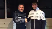 Pebalap Republik Ceska, Karel Abraham, bersalaman dengan Team Principal Aspar Ducati, Jorge Martinez, setelah meneken kontrak untuk kembali ke MotoGP pada 2017. (Aspar Team) 