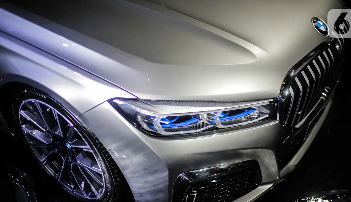 Tampilan depan The New BMW 730Li M Sport dalam peluncuran BMW Seri 7 Long Wheelbase di Jakarta, Kamis (10/10/2019). The New BMW 730Li M Sport dibandrol dengan harga Rp1,829 miliar off-the-road akan tersedia pada Desember 2019. (Liputan6.com/Faizal Fanani)